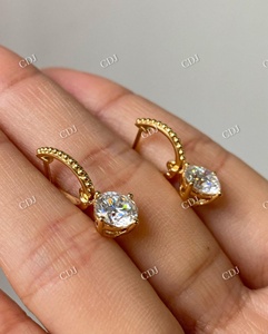 Boucles d'oreilles fantaisie en moissanite VVS EF, or 14 carats, créoles huggie, 1,70 CTW, taille ronde brillante, pour femmes - Product Image 2