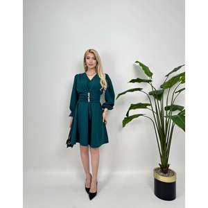 Vestido negro hasta la rodilla missJANELL con hombros plisados y detalle de cinturón, tela doble Atlas, mezcla de poliéster y elastano - Product Image 3