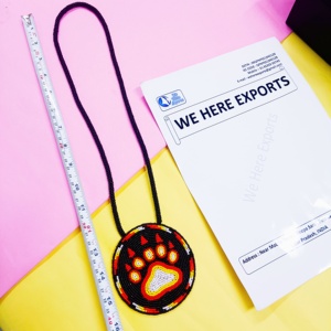 Collar con Medallón de Cuentas Hecho a Mano con Diseño de Huella de Oso para Moda Tribal, Ropa Étnica, Regalo para Amantes de las Artesanías, Pieza Única - Product Image 5