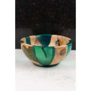 Petit plat de service en bois avec incrustation de résine vert émeraude, style pierre précieuse ronde, en résine époxy et bois hybride, pour apéritifs de luxe - Product Image 1