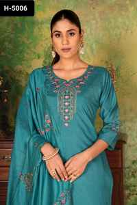 Seda romana Premium de diseñador indio con trabajo manual y trabajo de bordado Kurtis y pantalón con tallas grandes disponibles Salwar Kameez - Product Image 3