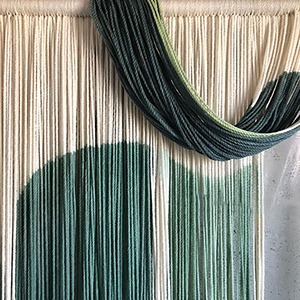 Decoración de Pared Grande de Macramé con Fibra Teñida, Tapiz para Decoración Moderna del Hogar, Exhibición Interior Elegante y Decoración Bohemia - Product Image 3