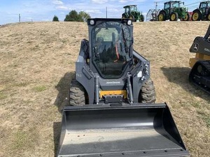 Chargeuse compacte sur pneus diesel John Deere, équipement de construction jaune - Product Image 2