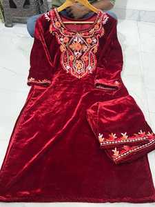 Conjunto de Traje de Terciopelo Kashmiri Color Marrón Puro, Kurti, Pantalón y Dupatta, Bordado a Mano con Hilo en el Cuello, Mangas Tres Cuartos con Dupatta de Red - Product Image 3