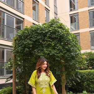 Kaftan de qualité supérieure en tissu lourd, de style designer, pour les occasions spéciales, en faux georgette, avec de magnifiques broderies de sequins et de zari, avec pantalon - Product Image 1