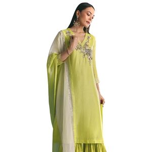 Costume de Kurta Sharara en soie russe verte avec Gotta Work Tenue de fête ethnique élégante pour femmes pour les célébrations de mariage - Product Image 3