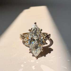 Bague de fiançailles Art Déco en moissanite taille marquise, or jaune 14 carats, inspiration vintage, accent floral, bijoux fins pour femme - Product Image 1