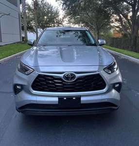 Toyota Highlander SUV 2022 d'occasion, options de boîte de vitesses manuelle et automatique, intérieur en cuir foncé, R17 Turbo 4L 8L Essence/Électrique en option - Product Image 3