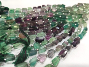 Cuentas de Briolette facetadas de 8 a 12mm de varios colores de fluorita natural vendidas por hebra de 8 pulgadas de largo - Product Image 2