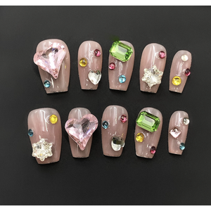 Uñas acrílicas de lujo de ataúd corto con patrón cuadrado de diamantes, pegamento incluido para realce del estilo de las uñas. - Product Image 3