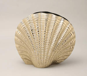 Coastal Elegance Shell Design Vase en métal inspiré de l'océan Shell Design Vase en métal pour décor moderne - Product Image 1