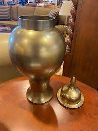 Urnes adultes classiques en métal en laiton gravées à la main pour cendres Les services de fournitures funéraires en métal les plus populaires restent en gros disponibles - Product Image 6