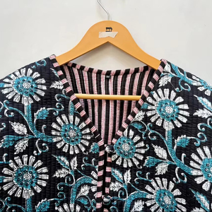 Chaqueta acolchada Kantha Floral hecha a mano INDIAN, abrigo bohemio Reversible negro y verde azulado para mujer, respetuoso con el medio ambiente sostenible - Product Image 1
