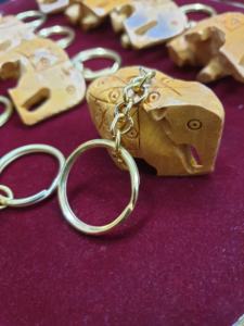 Porte-clés éléphant en bois fabriqués à la main Souvenir traditionnel indien Cadeaux Diwali d'entreprise Porte-clés décoratifs ethniques Lot de 12 - Product Image 4
