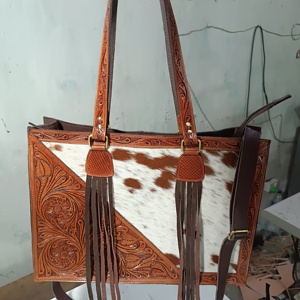 กระเป๋าโท้ทหนังวัวสไตล์ตะวันตก - Product Image 3