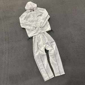 Survêtement en microfibre réfléchissante avec passepoil intégral qui brille la nuit pour un style athlétique et outdoor remarquable - Product Image 6