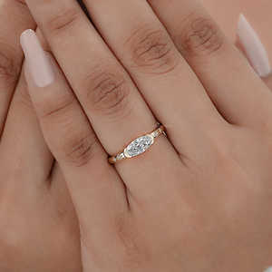 Joyería de moda con clase East West Old Mine Moval Cut Half Bezel Accent Ring Lab Grown Diamond Ring of Wedding Engagement - Product Image 3