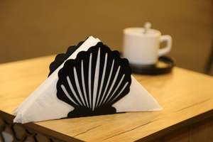 Servilletero de metal antiguo de diseño adornado hecho a mano para una experiencia gastronómica de lujo y una colección de vajilla de alta gama - Product Image 2