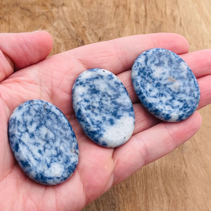 Pierres d'inquiétude de cristaux | Pierres d'inquiétude de sodalite | Pierres de poche en cristal naturel pour la guérison, la méditation | Fourniture en gros - Product Image 2