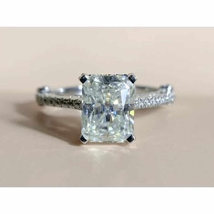 Bague de fiançailles Halo caché Moissanite coupe radiante pour fiançailles de mariage et occasions spéciales disponibles à la vente - Product Image 1