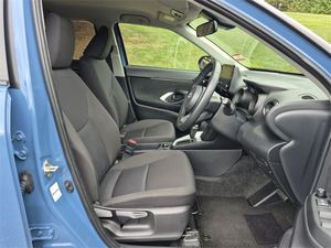 Voiture d'occasion en bon état, Toyota YarisS Cross 1.5 Hybrid G 5 portes SUV 4 roues motrices CVT <span class=keywords><strong>2023</strong></span>, livraison mondiale - Product Image 4