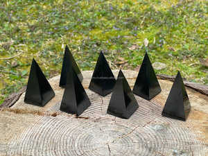 GROS NATUREL SHUNGITE NOIR RUSSE PYRAMIDE NUBIENNE POUR L'UTILISATION REIKI GUÉRISON MÉDITATION PROTECTION EMF ÉNERGIE MÉTHAPHYSCIALE - Product Image 2