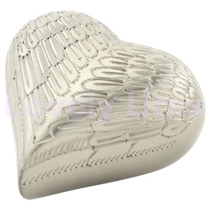 Urna de recuerdo de corazón de peltre con alas de Ángel grabadas con soporte - Product Image 5
