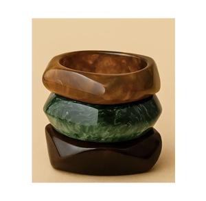 กำไลเรซิ่นแฟชั่นดีไซน์เนอร์สำหรับสุภาพสตรี ดีไซน์สวยหรู ทันสมัย  สามารถเลือกสีได้  ดีไซน์น่ารัก เหมาะสำหรับสวมใส่ในโอกาสพิเศษ - Product Image 4