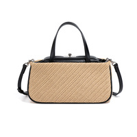 Sac à main beige pour femme, rectangulaire, double poignée, longue bandoulière, fermeture à fermoir, garniture noire, corps structuré, taille moyenne