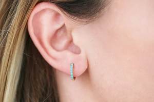 Pendientes de Aro Huggie de Turquesa de Alta Calidad para Mujer, Personalizados, Estilo Antiguo, en Oro Amarillo, Rosa y Blanco Puro de 14k - Product Image 3