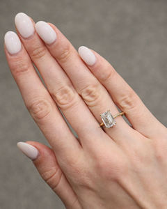 Anillo de piedras preciosas solitario de moissanita de corte esmeralda alargado de 3,15 quilates, Plata de Ley 925 con halo oculto, cuatro puntas de garra - Product Image 5