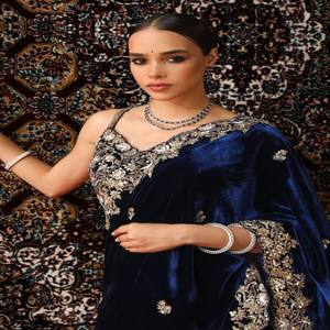 Conjunto de Sari Elegante de Diseñador VASTRA COTTAGE para Mujer, Sari de Terciopelo de Viscosa con Trabajo de Lentejuelas y Blusa Sin Costuras a Juego - Product Image 1