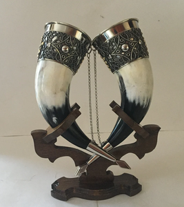 Corne viking artisanale écologique polie, artisanat naturel avec des motifs floraux, accents métalliques, accessoire essentiel pour les fêtes et les bars - Product Image 4
