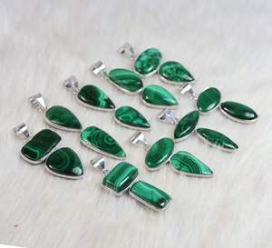 Collier pendentif en malachite verte naturelle de style bohême avec pince de designer polie lisse avec incrustation de réglage de lunette - Product Image 3