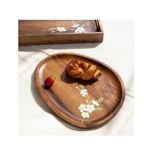 Servir avec style avec cet élégant plateau ovale en bois de manguier - Product Image 5