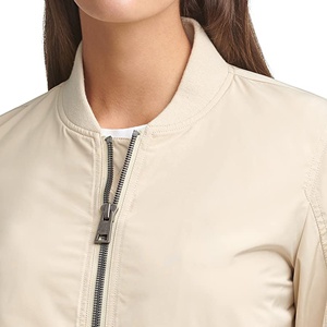 2025 vestes de baseball en satin pour femmes au design personnalisé en gros pour l'hiver et le printemps Bomber mince avec décoration brodée - Product Image 2