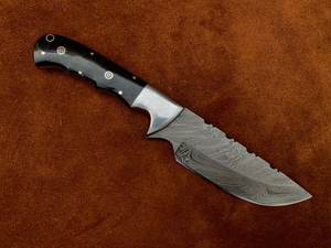 Couteau de camping à lame en acier damassé fait à la main personnalisé avec manche en corne pour Skinner et chasse pour extérieur personnalisable OEM. - Product Image 3