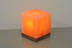Anwar enterprises Mini lampe à sel de l'Himalaya en forme de cube sculptée par USB Décoration intérieure naturelle Artisanat fabriqué par le Pakistan - Product Image 6