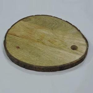 Tabla de queso de madera y borde de corteza con herramienta de corte accesorios de cocina Tabla de cortar de forma redonda personalizada - Product Image 1