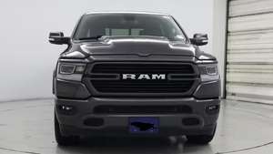 2022 1500 Laramie Crew Cab 5'7" Box 4WD Usado en Excelentes Condiciones - Product Image 5