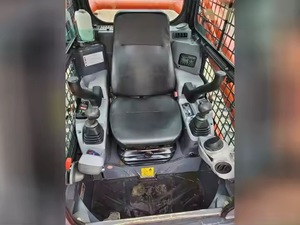 รถตักล้อยาง Kubota SVL753 แบบตีนตะขาบ พร้อมอุปกรณ์ตักดิน ความจุ 4 ตัน เครื่องยนต์ 92 กิโลวัตต์ พร้อมหัวตักด้านหน้าและด้านหลัง - Product Image 6