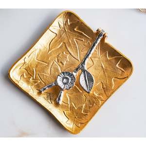 Porte-serviettes vintage en laiton avec motif floral en relief, luxe, carré, en métal avec cristaux, pour la décoration de table de mariage, pour les restaurants - Product Image 5