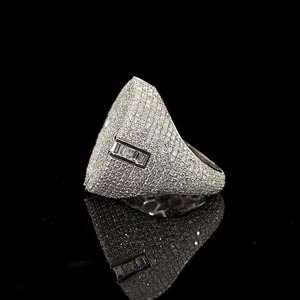 Anillo de Diamantes de Laboratorio de Alta Calidad y Estilo Hip Hop para Hombre, Accesorio Moderno y Brillante para Usar en Actuaciones y Moda Urbana en Venta - Product Image 2