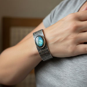 Brazalete de Labradorita Hecho a Mano con Diseño Inspirado en el Bosque, Joyería de Plata - Product Image 1