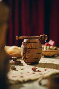 Pot à miel en bois au design tendance et nouveau pour les tartines du petit-déjeuner, offrant un accès facile au miel, aux confitures et aux autres condiments sucrés - Product Image 5