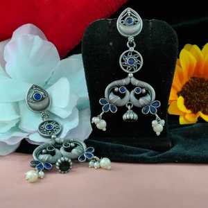 Boucles d'oreilles pendantes en métal de qualité supérieure Glamour moderne Style sophistiqué élégant Sophistication audacieuse Bijoux de mode de haute qualité - Product Image 6