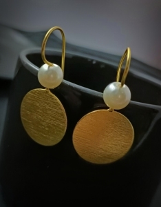 Pendientes de Disco Dorados con Detalle de Perla, Joyería Elegante para Mujer - Product Image 1