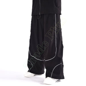 Pantalon cargo noir de haute qualité avec passepoil blanc incurvé, poches cargo, taille à cordon, fermetures éclair aux genoux et revers élastiques, coupe ample - Product Image 2