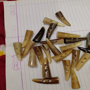 Bouton à bascule en corne de buffle naturel Style à tige à deux trous pour manteau veste cardigan pull couture artisanale du fournisseur indien - Product Image 1