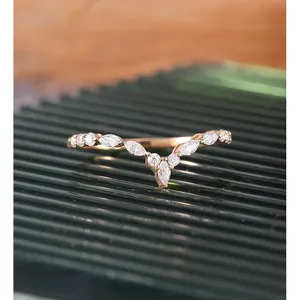 Anillo de Boda Curvo de Oro Rosa para Mujer, Elegante con Diamante Moissanita en Corte Marquesa, para Cualquier Ocasión - Product Image 5